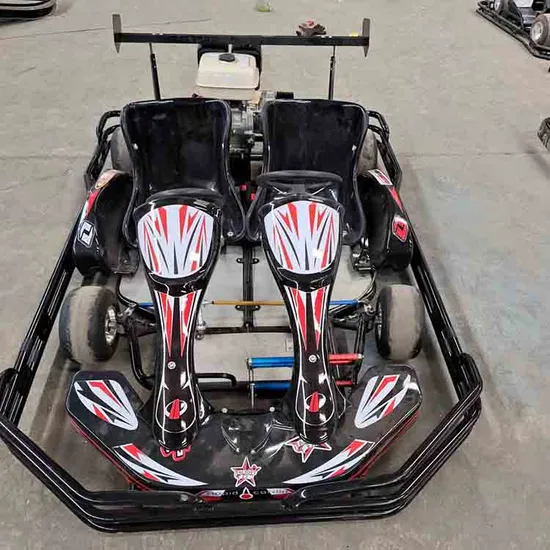 Buggy todoterreno de cuatro tiempos con asientos dobles y pedales de gasolina